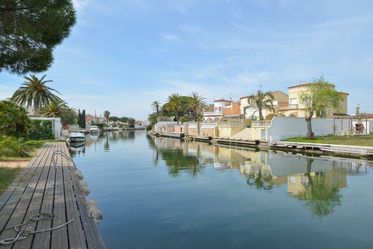 Villa Requesens On Canal Empuriabrava Exteriér fotografie