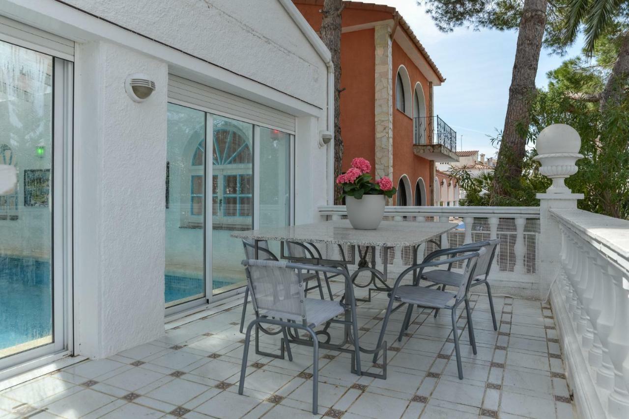 Villa Requesens On Canal Empuriabrava Exteriér fotografie