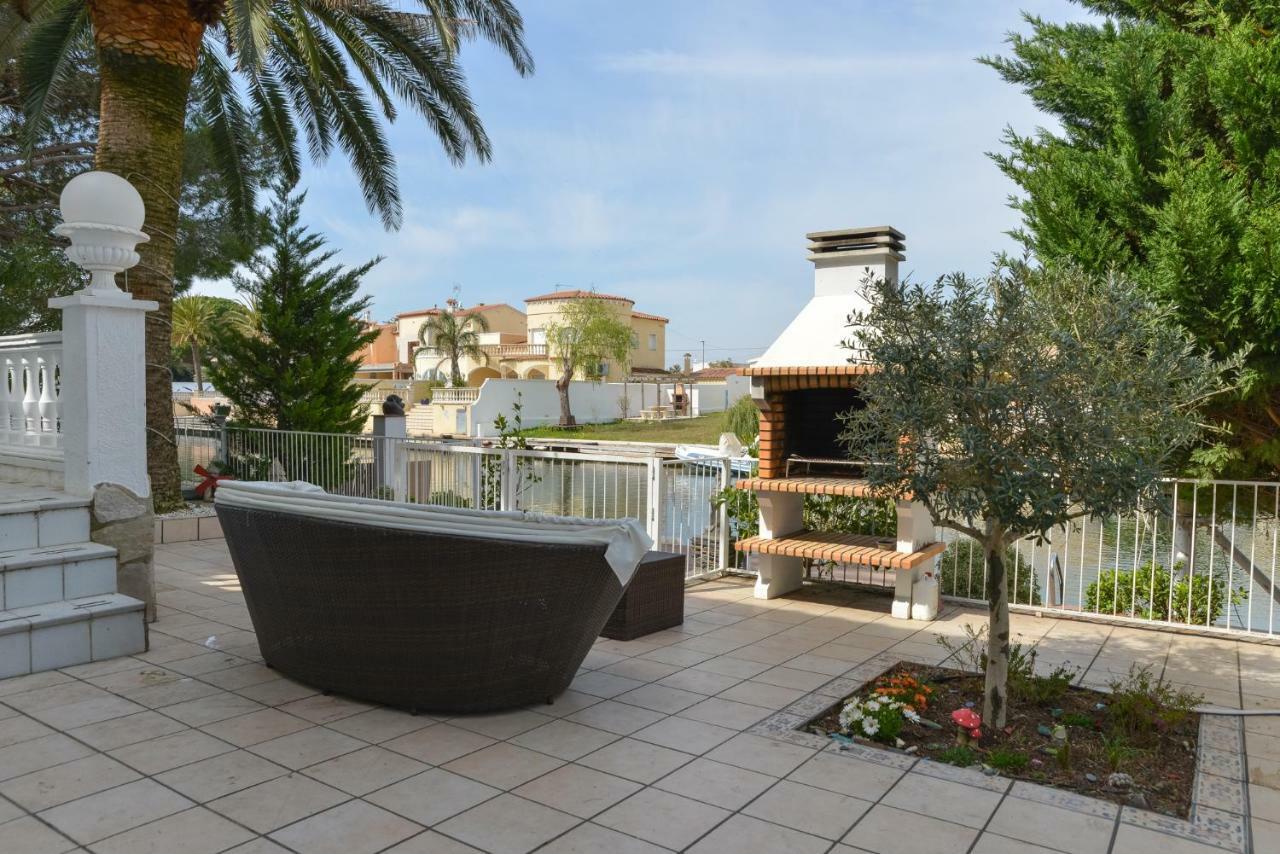 Villa Requesens On Canal Empuriabrava Exteriér fotografie