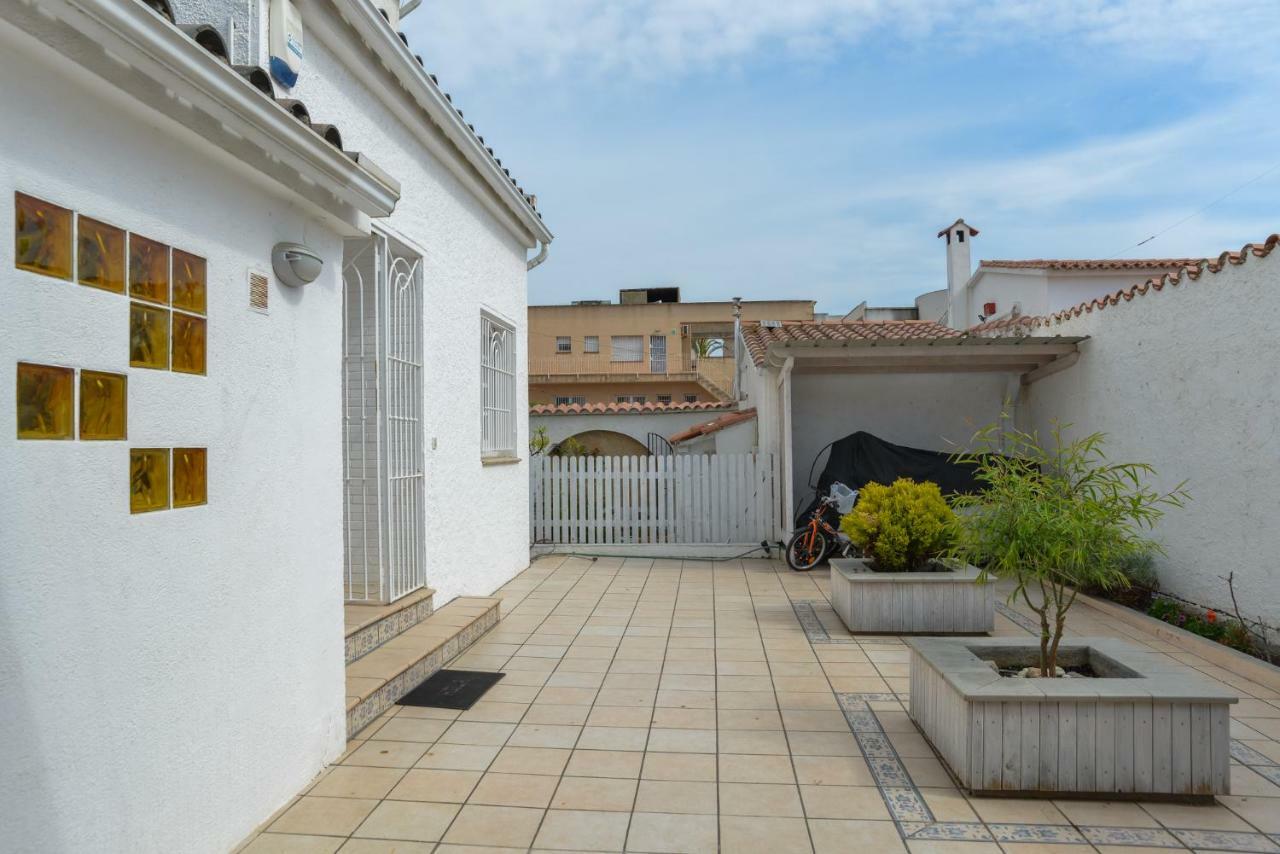 Villa Requesens On Canal Empuriabrava Exteriér fotografie